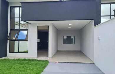 Imagem: A casa possui 3 Dormitórios, 2 Banheiros, 1 Vaga na garagem