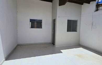 Imagem: A casa possui 3 Dormitórios, 2 Banheiros, 1 Vaga na garagem