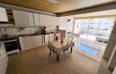 Imagem: A casa possui 4 Dormitórios, 1 Banheiro, 3 Vagas na garagem