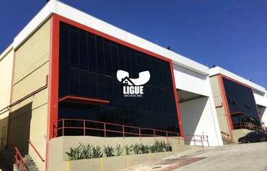 Imagem: O depósito possui 5 Vagas na garagem e 1950m² de Área e está