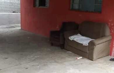 Imagem: A casa possui 2 Dormitórios, 2 Banheiros, 2 Vagas na garagem