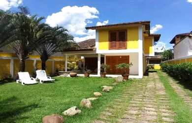 Imagem: A casa possui 3 Dormitórios, 5 Banheiros, 4 Vagas na garagem