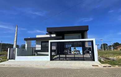 Imagem: A casa possui 3 Dormitórios, 2 Banheiros, 229m² de Área e