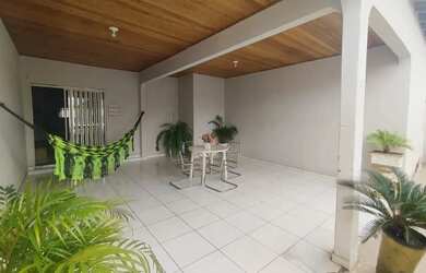 Imagem: A casa possui 4 Dormitórios, 2 Banheiros, 1 Vaga na garagem