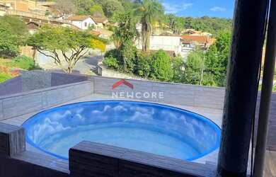 Imagem: A casa possui 4 Dormitórios, 2 Banheiros, 5 Vagas na garagem