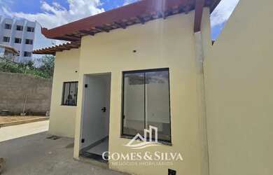 Imagem: A casa possui 2 Dormitórios, 1 Banheiro, 1 Vaga na garagem