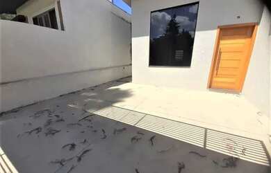 Imagem: A casa possui 3 Dormitórios, 2 Banheiros, 2 Vagas na garagem