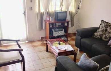 Imagem: A casa possui 3 Dormitórios, 3 Banheiros, 4 Vagas na garagem