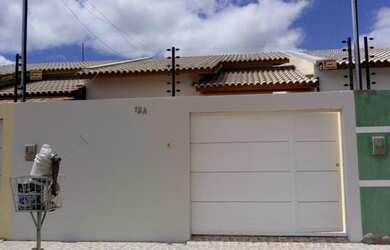 Imagem: A casa possui 3 Dormitórios, 2 Banheiros, 1 Vaga na garagem