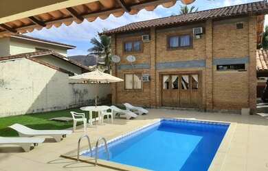 Imagem: A casa possui 4 Dormitórios e 5 Vagas na garagem e está localizado