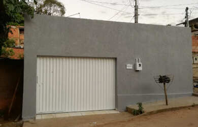 Imagem: A casa possui 3 Dormitórios, 1 Banheiro, 2 Vagas na garagem