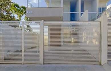 Imagem: A casa possui 3 Dormitórios, 2 Banheiros, 2 Vagas na garagem