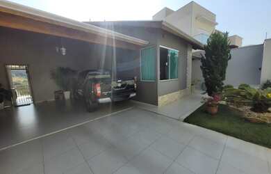 Imagem: A casa possui 3 Dormitórios, 4 Banheiros, 3 Vagas na garagem