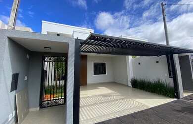 Imagem: A casa possui 3 Dormitórios, 2 Banheiros, 2 Vagas na garagem