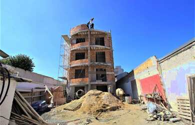 Imagem: O apartamento possui 3 Dormitórios, 1 Banheiro, 1 Vaga na garagem