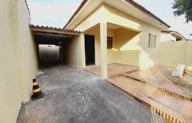 Imagem: A casa possui 2 Dormitórios, 1 Banheiro, 2 Vagas na garagem