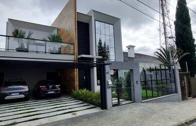 Imagem: A casa possui 4 Dormitórios, 5 Banheiros, 4 Vagas na garagem