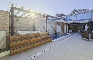 Imagem: A casa em condomínio possui 4 Dormitórios, 4 Banheiros, 4