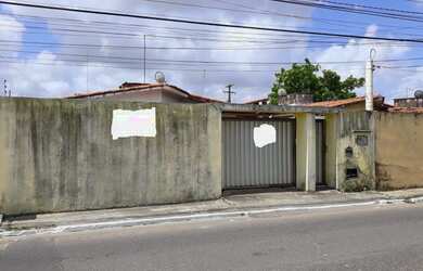 Imagem: A casa possui 2 Dormitórios, 2 Banheiros, 2 Vagas na garagem