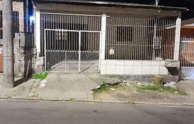 Imagem: A casa possui 3 Dormitórios, 2 Banheiros e 2 Vagas na garagem