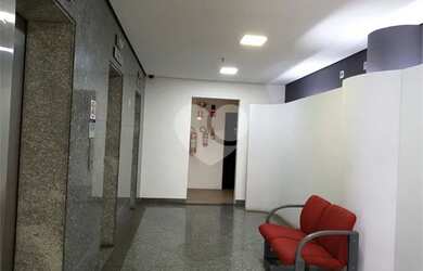 Imagem: O depósito possui 5 Vagas na garagem e 270m² de Área e está