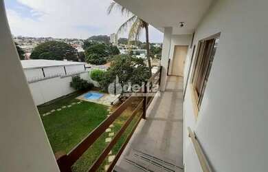 Imagem: A casa possui 4 Dormitórios, 2 Banheiros, 5 Vagas na garagem