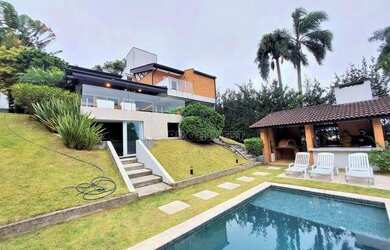 Imagem: A casa em condomínio possui 4 Dormitórios, 3 Banheiros, 4