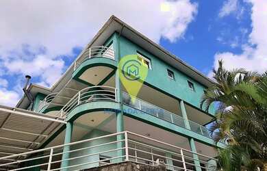 Imagem: A casa possui 4 Dormitórios, 5 Banheiros, 3 Vagas na garagem