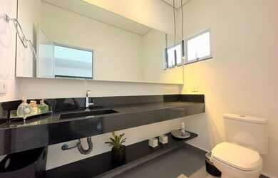 Imagem: A casa possui 4 Dormitórios, 5 Banheiros, 5 Vagas na garagem