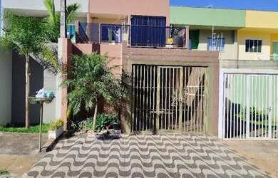 Imagem: A casa possui 3 Dormitórios, 2 Banheiros, 2 Vagas na garagem