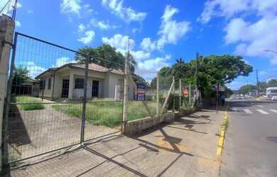 Imagem: A casa possui 4 Dormitórios, 2 Banheiros, 1 Vaga na garagem