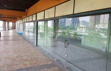 Imagem: O depósito possui 4 Vagas na garagem, 150m² de Área e está