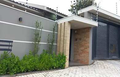 Imagem: A casa possui 3 Dormitórios, 3 Banheiros, 2 Vagas na garagem