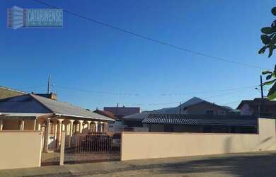 Imagem: A casa possui 4 Dormitórios, 4 Banheiros, 2 Vagas na garagem