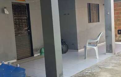 Imagem: A casa possui 2 Dormitórios, 1 Banheiro, 2 Vagas na garagem