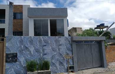 Imagem: A casa possui 3 Dormitórios, 2 Banheiros, 1 Vaga na garagem