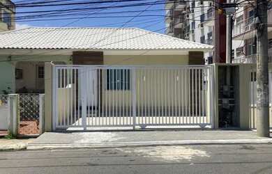 Imagem: A casa possui 2 Dormitórios, 2 Banheiros, 2 Vagas na garagem