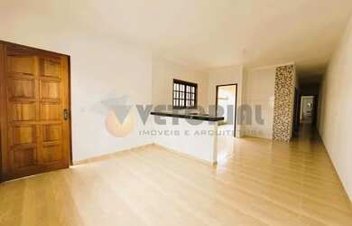 Imagem: A casa possui 3 Dormitórios, 2 Banheiros, 1 Vaga na garagem