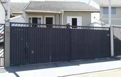 Imagem: A casa possui 2 Dormitórios, 2 Banheiros, 2 Vagas na garagem