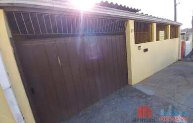 Imagem: A casa possui 4 Dormitórios, 3 Banheiros, 4 Vagas na garagem