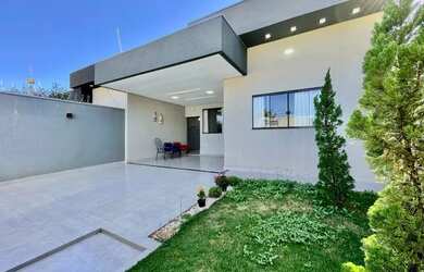 Imagem: A casa possui 3 Dormitórios, 2 Banheiros, 2 Vagas na garagem