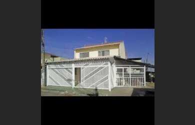 Imagem: A casa possui 3 Dormitórios e está localizado em Candangolândia