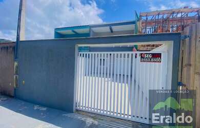 Imagem: A casa possui 3 Dormitórios, 1 Banheiro, 1 Vaga na garagem