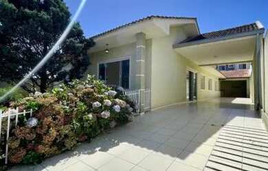 Imagem: A casa possui 4 Dormitórios, 3 Banheiros, 5 Vagas na garagem