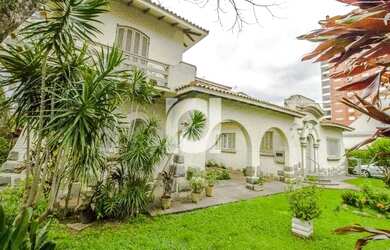 Imagem: A casa possui 5 Dormitórios, 4 Banheiros, 5 Vagas na garagem
