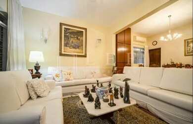 Imagem: A casa possui 3 Dormitórios, 4 Banheiros, 5 Vagas na garagem