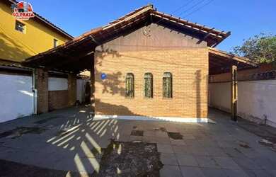 Imagem: A casa possui 3 Dormitórios, 3 Banheiros, 4 Vagas na garagem