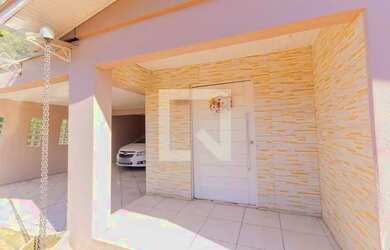 Imagem: A casa possui 5 Dormitórios, 2 Banheiros, 3 Vagas na garagem