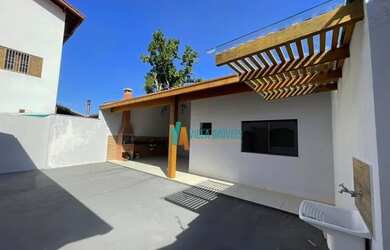 Imagem: A casa possui 3 Dormitórios, 3 Banheiros, 3 Vagas na garagem