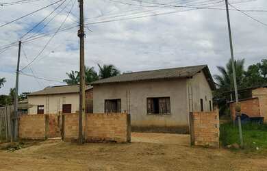 Imagem: A casa possui 3 Dormitórios, 2 Banheiros, 2 Vagas na garagem